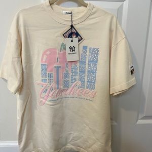 NWT MADHAPPY YANKEES TSHIRT MEDIUM